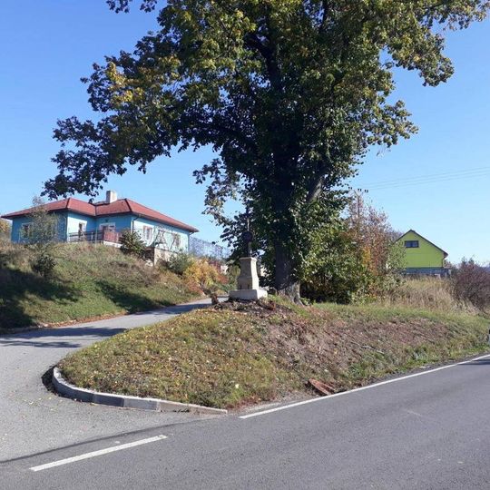 Kříž v západní části Rodinova