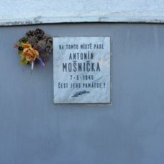 Pamětní deska Antonína Mošničky
