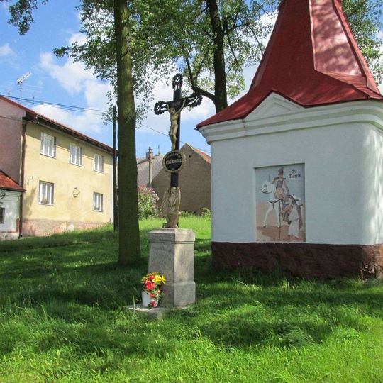 Kříž u kaple v Biskoupkách