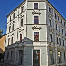 Wohnhaus in geschlossener Bebauung mit Laden mit originaler Front, Eckhaus Kleine Wallstraße 13 (Hauptanschrift: Rothenburger Straße 2)
