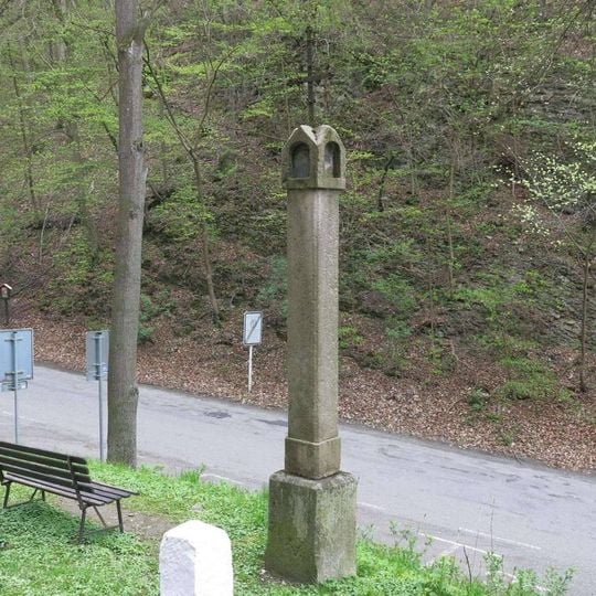 Boží muka na rozcestí cesty k hradu a silnice v Budňanech