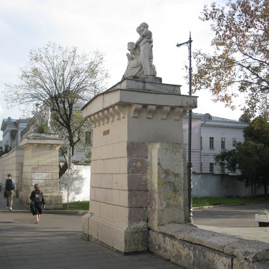 Два пилона ворот с двумя белокаменными скульптурными группами