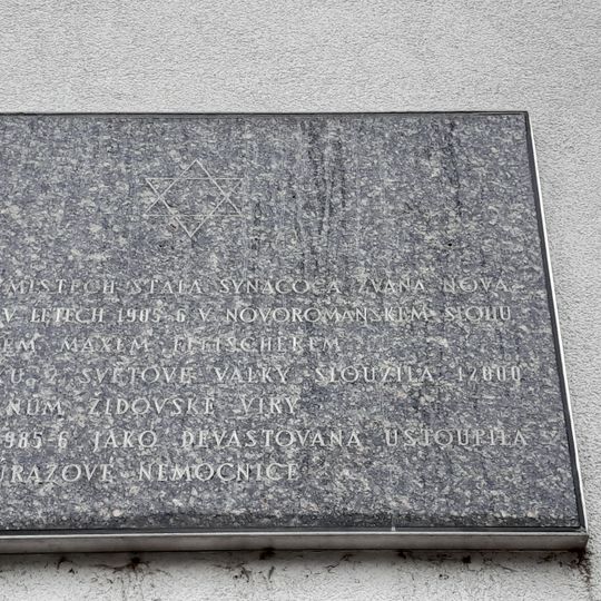 Pamětní deska zaniklé Nové synagogy na Úrazové nemocnici v Brně