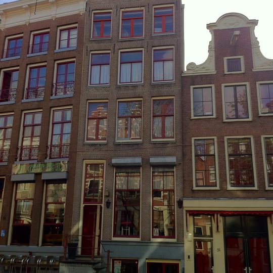 Pand met gevel onder rechte lijst met consoles