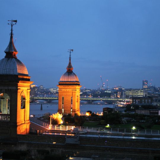 Eastern Tower To Cannon Street Station  Pair Of Towers At Cannon Street Station