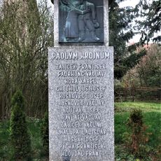 Pomník padlým u školky ve Struhách