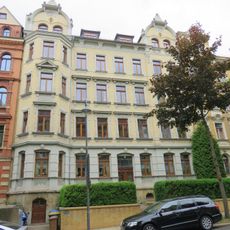 Mietshaus in geschlossener Bebauung mit Vorgarten Barbarossastraße 27