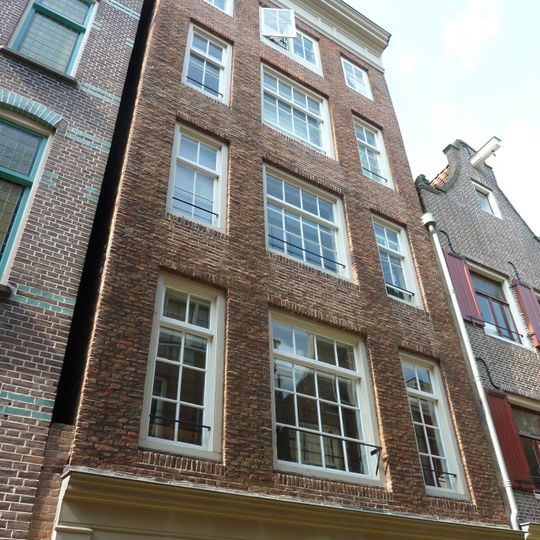 Huis met gevel onder rechte lijst