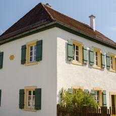 Residential building at Schlossstrasse 7
