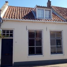 Pandje met langsgevel aan de straat