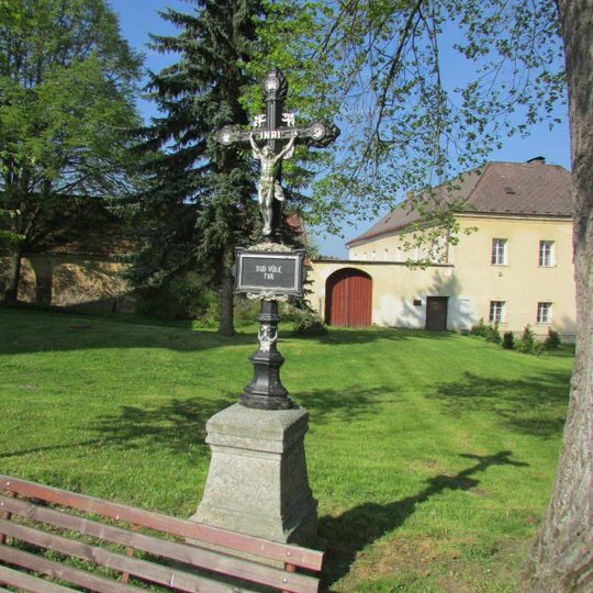 Kříž před kostelem sv. Jana Křtitele v Mladých Břištích