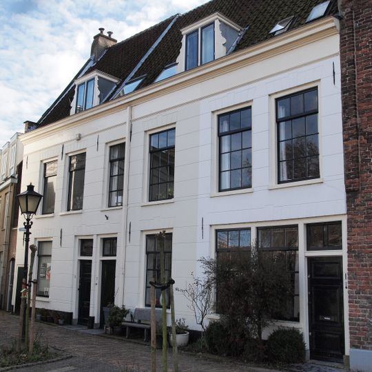 Pand, bestaande uit twee bouwlagen en een kap evenwijdig aan de straat