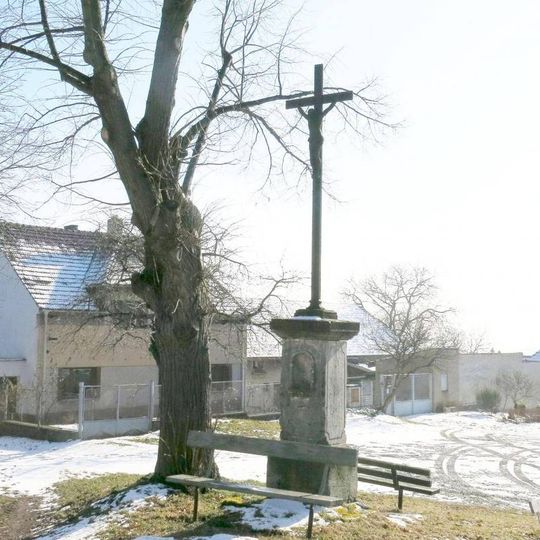Kříž na návsi v Chrášťanech