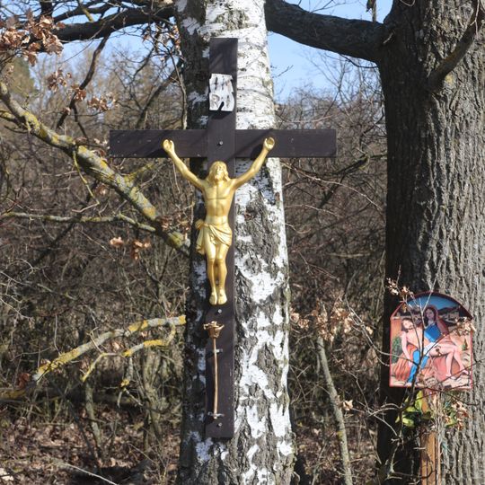 Křížek na stromě u Ohrazenic
