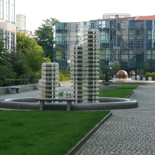 Außenbrunnen mit Glaselement-Säulen