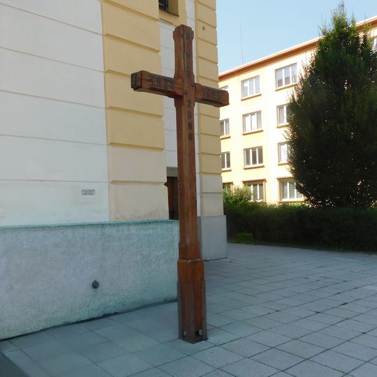 Misijní kříž před kostelem svatých Filipa a Jakuba ve Zlíně
