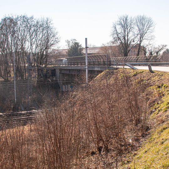 Most silnice II/327 přes železniční trať v Záboří nad Labem