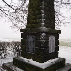 Gedenkbaum (Linde) sowie Denkmal für die Gefallenen des Ersten Weltkrieges