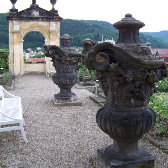 Kamenné ozdobné vázy v Růžové zahradě zámku v Děčíně