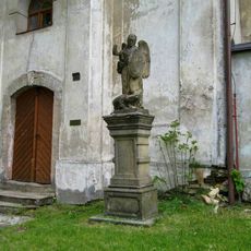 Socha anděla ve Skuhrově u kostela