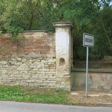 Kaplička v rohu zdi na severním okraji Brozánek