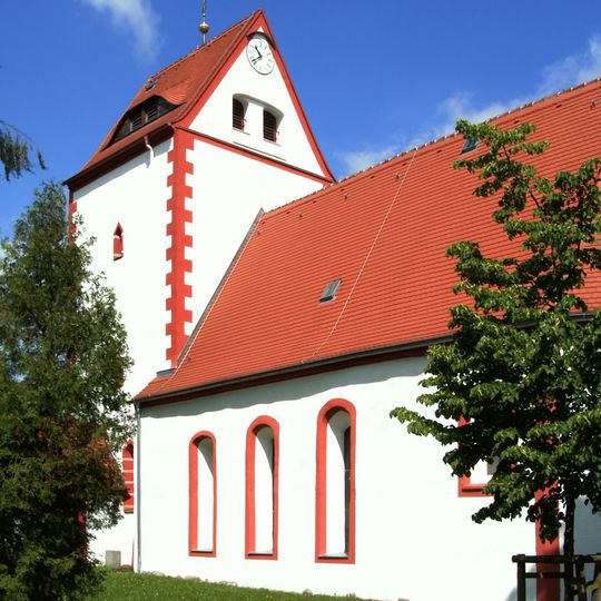 Kirche und Kirchhof mit Einfriedung sowie einige Grabsteine und Kriegerdenkmal für die Gefallenen des Ersten Weltkrieges Alte Poststraße