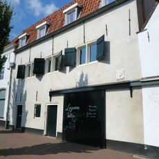 Pakhuis met afgeknotte puntgevel