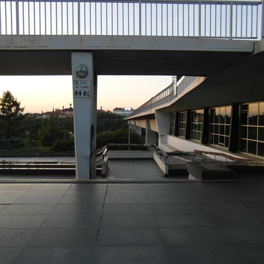 Lávka přes západní atrium u stanice metra Vyšehrad