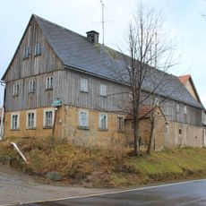 Wohnstallhaus und Scheune sowie mehrere Granitpfosten der Einfriedung Wilthener Straße 18