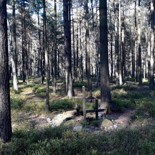 Hrob vojáka v lese severně od Zahrádky