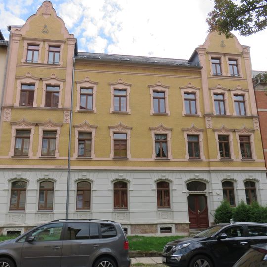 Mietshaus in geschlossener Bebauung konzipiert, mit Vorgarten Ludwig-Richter-Straße 28