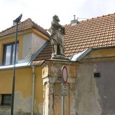 Socha svatého Pavla u brány ke kostelům v Kaplici