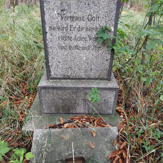 Podstavec ulomeného kříže u silnice 263 na severním okraji Chřibské