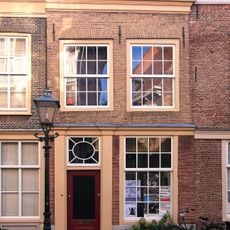 Eenvoudige witte lijstgevel voor pand