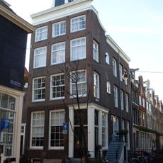 Hoekhuis, voorgevel onder 19e-eeuwse lijst