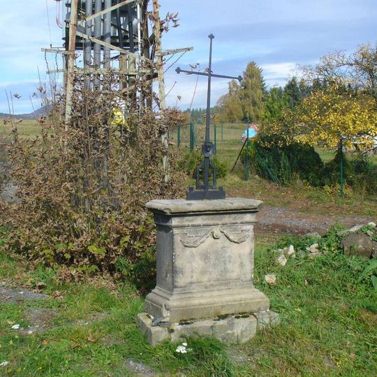 Kříž na rozcestí naproti domu 261 v Mařenicích