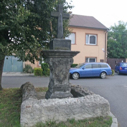 Kříž na rozcestí v centru Doksan