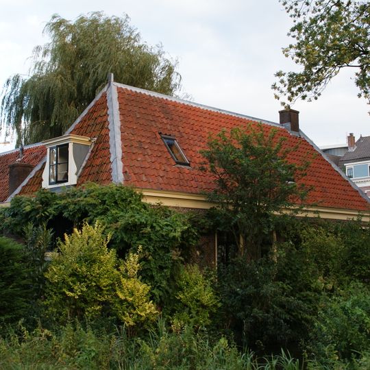Laag huis met rechte gootlijst