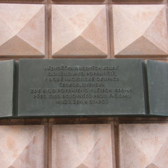 Pamětní deska vězněným a zavražděným v Kounicových kolejích v Brně