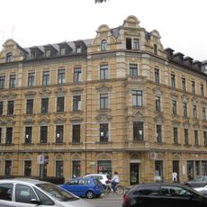 Mietshaus in geschlossener Bebauung in Ecklage, mit Vorgarten Wilhelm-Külz-Platz 10