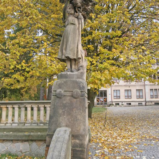 Socha dívky ze sousoší Přátelé stromoví v Hořicích