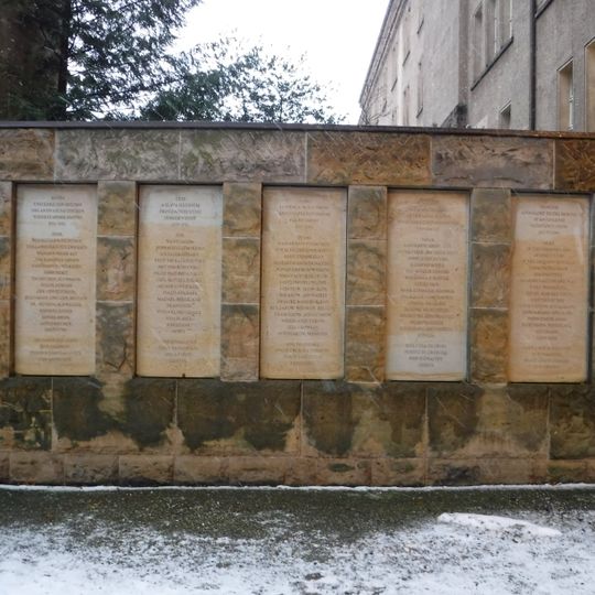 Gedenkwand in der Gedenkstätte Münchner Platz Dresden