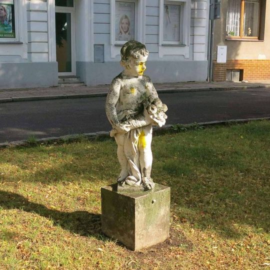 Socha amorka na Mírovém náměstí v Hrobu
