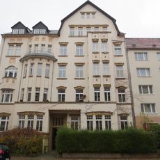 Mietshaus in ehemals geschlossener Bebauung mit Vorgarten Puschkinstraße 6