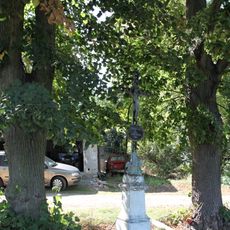 Kříž na východním okraji Arneštovic u hlavní křižovatky