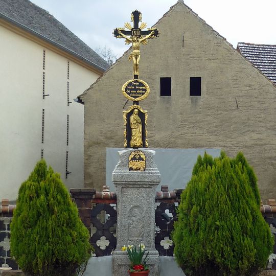 Einfriedung und Betkreuz eines Bauernhofs Hauptstraße 15