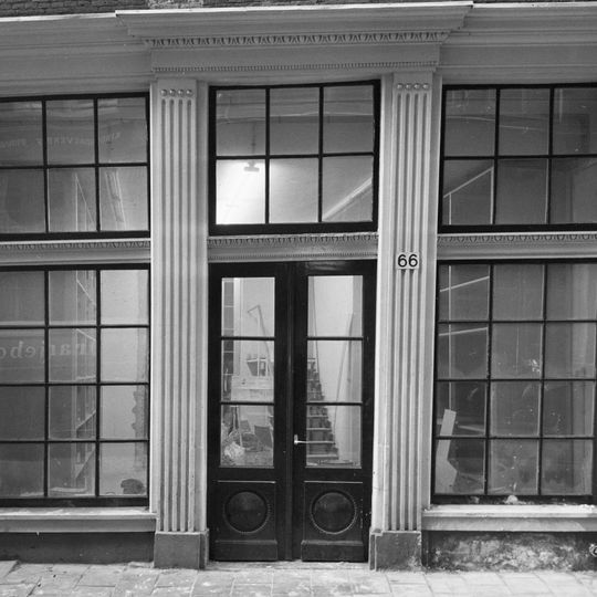 Pand met gevel onder rechte lijst