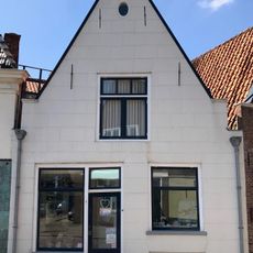 Pandje onder zadeldak tegen gepleisterde topgevel