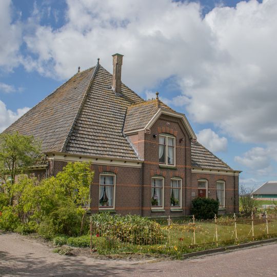 Stolpboerderij met bijbehorend hek