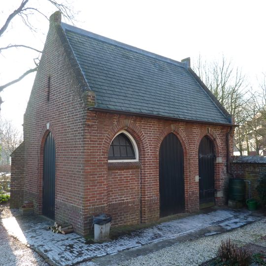 Baarhuisje en verbindingsmuur